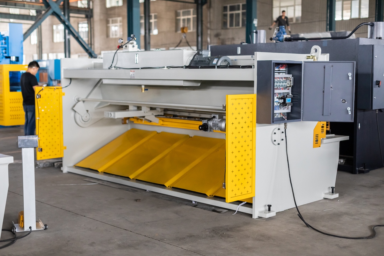 Qc11y 8x3200 lakštinio metalo kirpimo mašina plieno plokščių hidraulinė kirpimo mašina