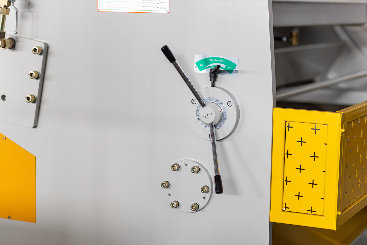 Qc11y 8x3200 lakštinio metalo kirpimo mašina plieno plokščių hidraulinė kirpimo mašina