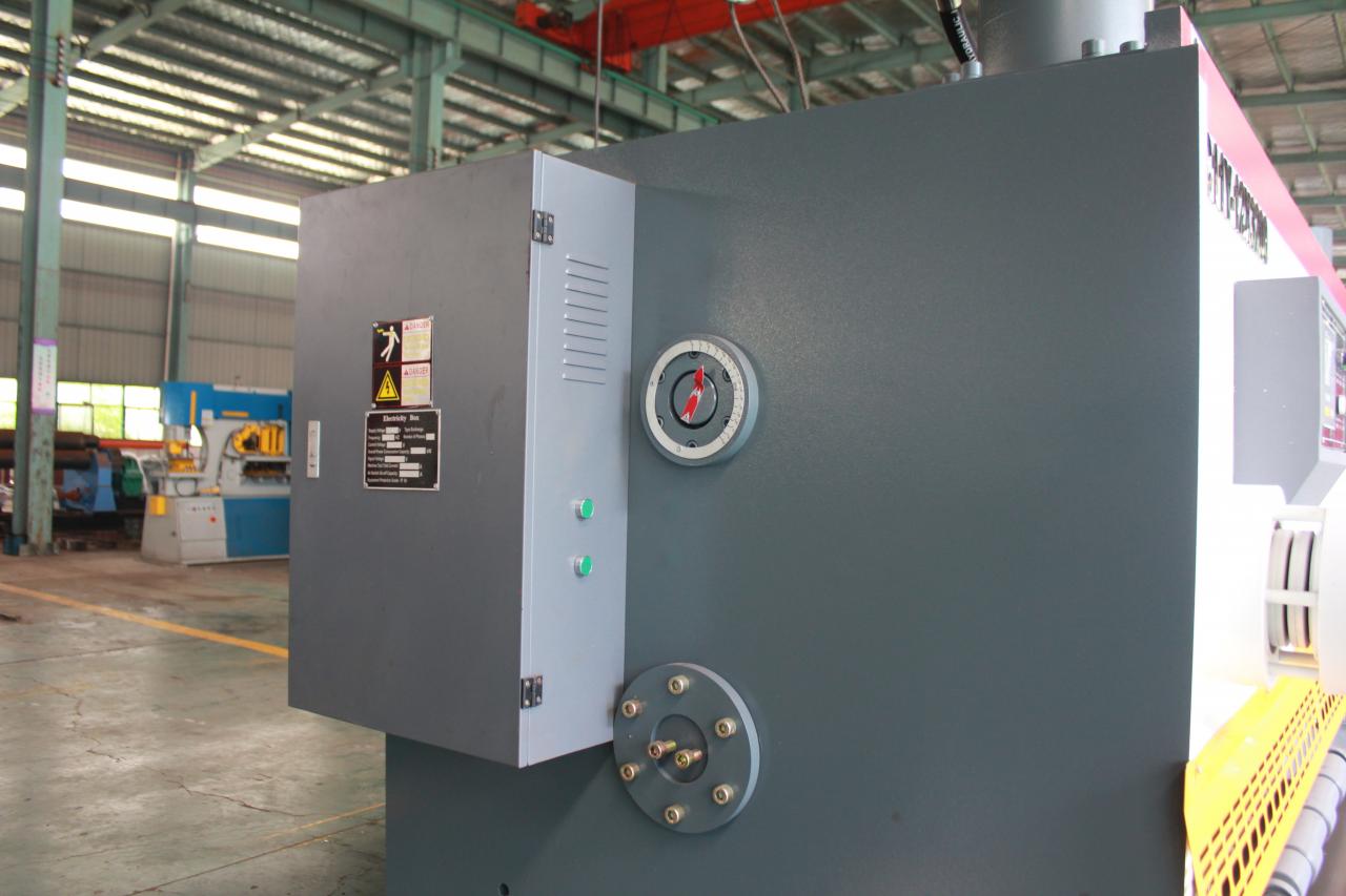 Qc11y Metal Plate Hydraulic Guillotine Shearing Machine For Sale Parduodama Qc11y metalo plokštelių hidraulinė giljotininė kirpimo mašina