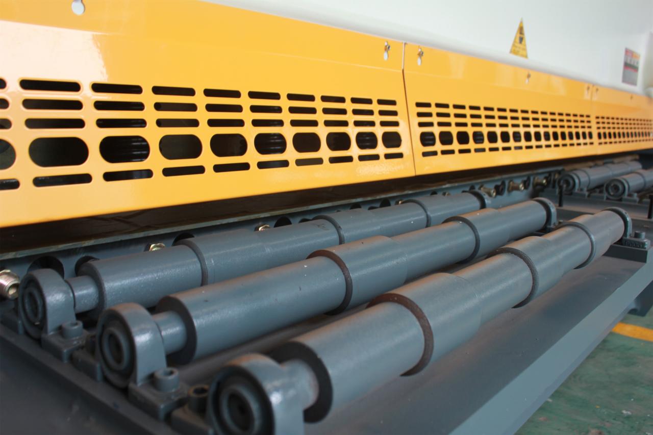 Qc11y Metal Plate Hydraulic Guillotine Shearing Machine For Sale Parduodama Qc11y metalo plokštelių hidraulinė giljotininė kirpimo mašina