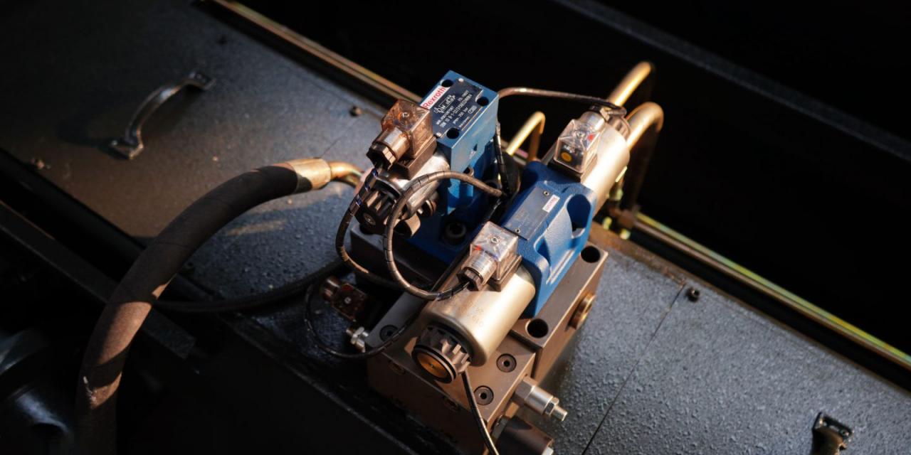 Wc67 Hydraulic Press Brake / CNC Press Bending Machine / Plate Bending Machine China Wc67 hidraulinis stabdžių presas / CNC presavimo lenkimo staklės / plokščių lenkimo staklės Kinija