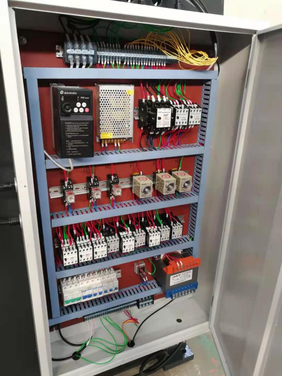 Wc67y-160 4000 Hydraulic Press Brake Cnc Metal Bending Machine For 4000mm Width Steel Wc67y-160 4000 hidraulinis preso stabdys CNC metalo lenkimo staklės, skirtos 4000 mm pločio plienui